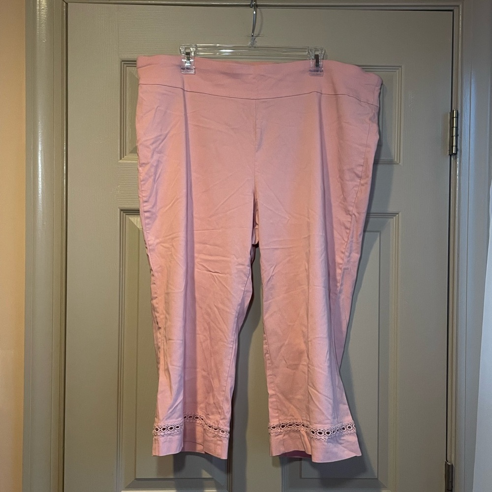 Counterparts Peachy/Pink Pull-on Capris‎ with Cutout Hem Detail, Size 24W